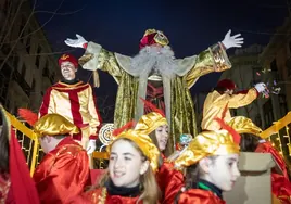 Los Reyes Magos traen a Granada la ilusión y también la lluvia