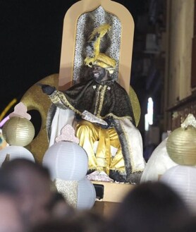 Imagen secundaria 2 - Sus Majestades los Reyes de Oriente han llegado para cumplir, como cada año, su cita con los más pequeños y los cientos de miles de personas que han esperado, a pesar del frío y la amenaza de lluvia, esta noche mágica