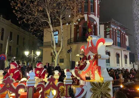 Imagen secundaria 1 - Sus Majestades los Reyes de Oriente han llegado para cumplir, como cada año, su cita con los más pequeños y los cientos de miles de personas que han esperado, a pesar del frío y la amenaza de lluvia, esta noche mágica