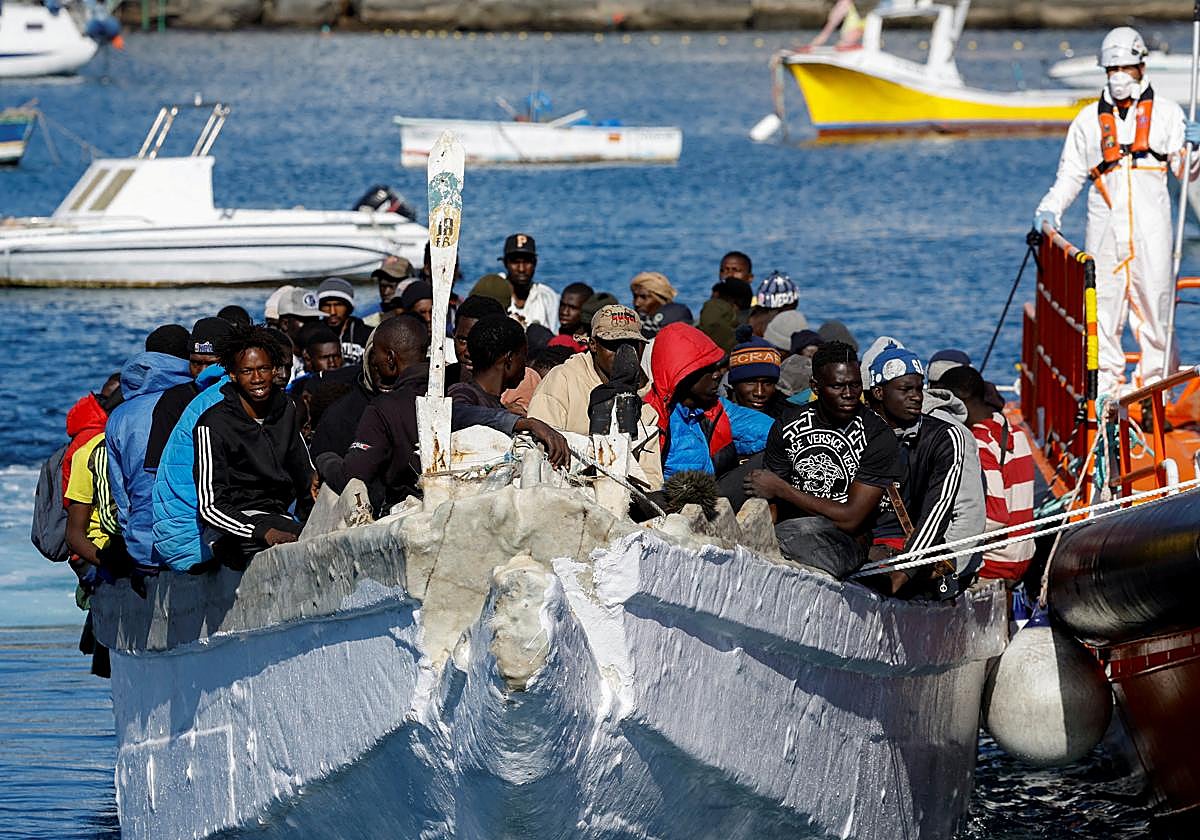 Una patera repleta de inmigrantes