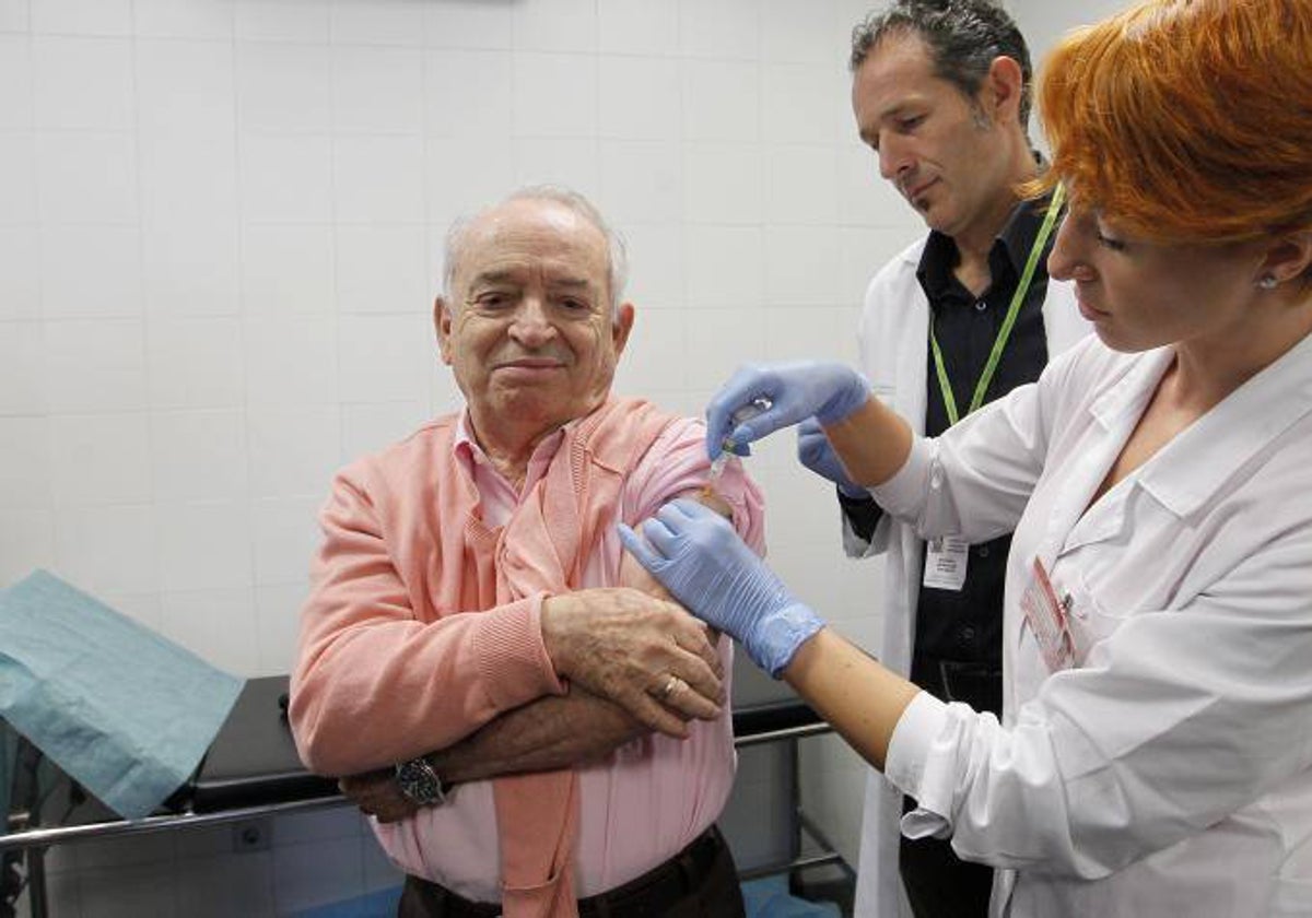 Un señor recibe la vacuna de la gripe en un centro de salud de la capital cordobesa