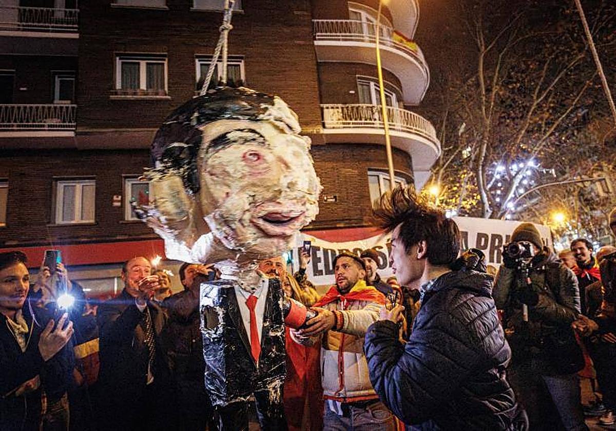 La piñata que imitaba a Pedro Sánchez en Ferraz