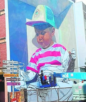 Imagen secundaria 2 - Mural de Belardo, en Burgos (arriba); Dúo Amazona en el festival de la Bañeza, en León (izquierda),'Álex', la obra de 'Da2.0' en Guardo (Palencia)