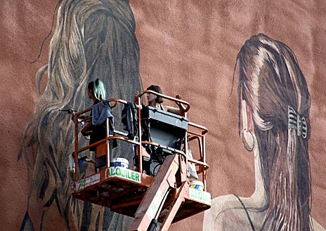 Imagen secundaria 1 - Mural de Belardo, en Burgos (arriba); Dúo Amazona en el festival de la Bañeza, en León (izquierda),'Álex', la obra de 'Da2.0' en Guardo (Palencia)