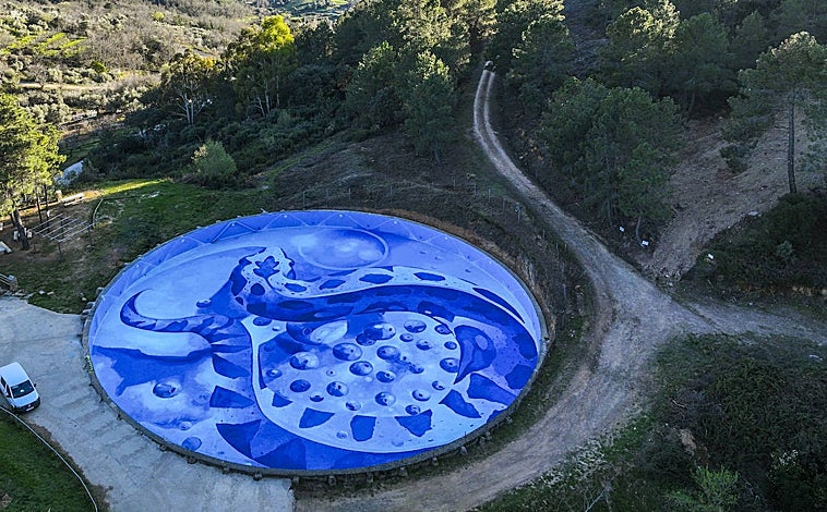Imagen principal - El Tritón Miguelón', de Garcibuey, en Salamanca (arriba); Murales de Castrogonzalo, en Zamora (izquierda); 'Amamanto' de Tinte Rosa, en Miranda de Ebro Conchado Photos, Antonio Feliz y Tinte Rosa