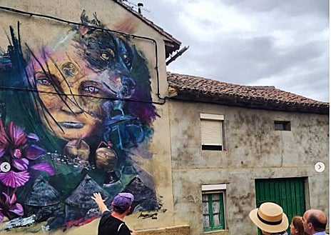 Imagen secundaria 1 - El Tritón Miguelón', de Garcibuey, en Salamanca (arriba); Murales de Castrogonzalo, en Zamora (izquierda); 'Amamanto' de Tinte Rosa, en Miranda de Ebro Conchado Photos, Antonio Feliz y Tinte Rosa