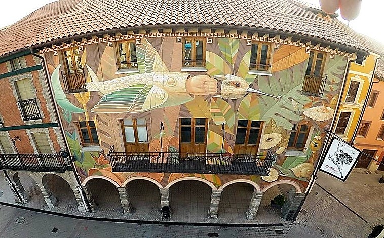 Imagen principal - Mural de Belardo, en Burgos (arriba); Dúo Amazona en el festival de la Bañeza, en León (izquierda),'Álex', la obra de 'Da2.0' en Guardo (Palencia)