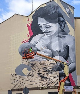 Imagen secundaria 2 - El Tritón Miguelón', de Garcibuey, en Salamanca (arriba); Murales de Castrogonzalo, en Zamora (izquierda); 'Amamanto' de Tinte Rosa, en Miranda de Ebro Conchado Photos, Antonio Feliz y Tinte Rosa