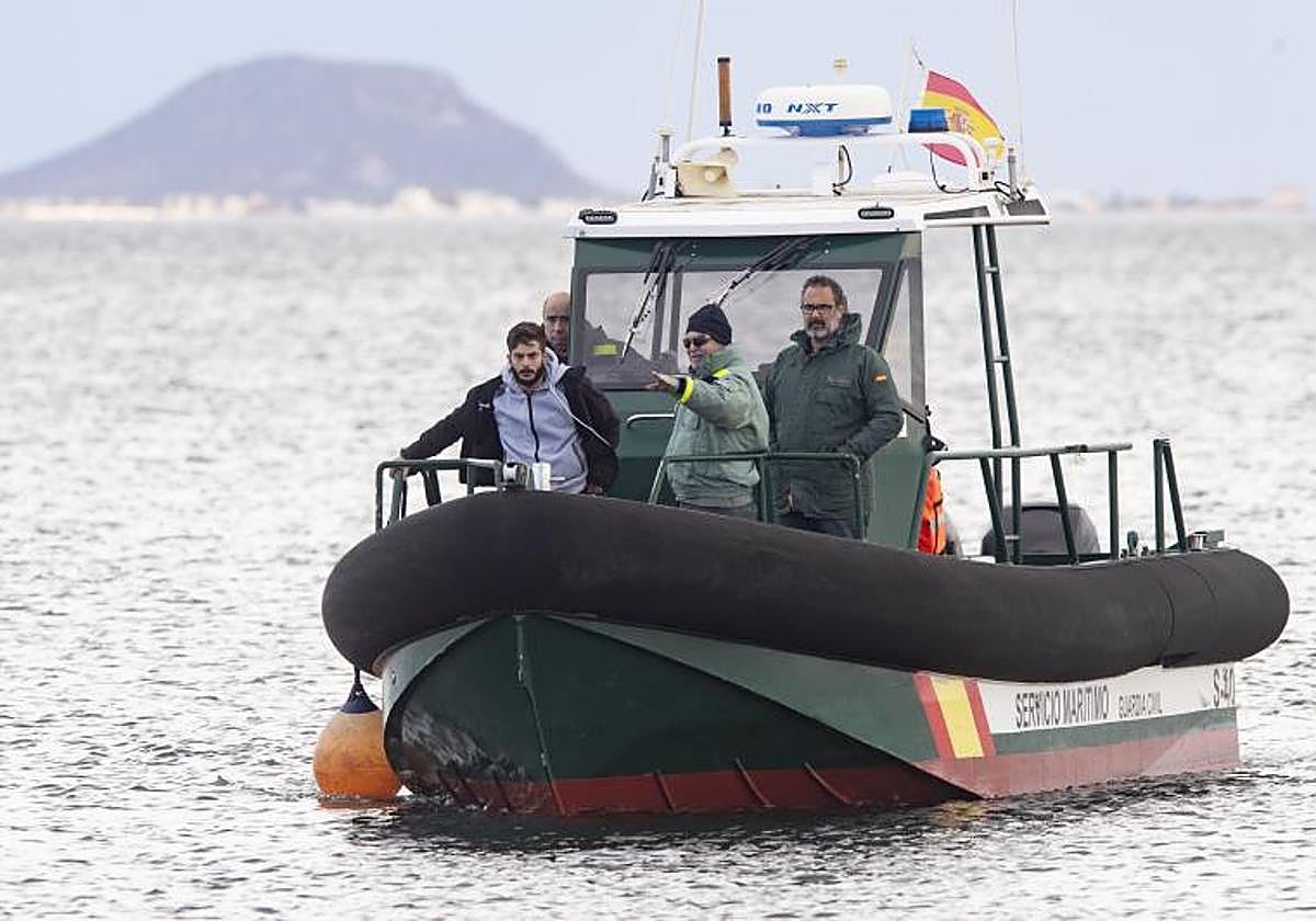 Uno de los dos jóvenes pudo ser rescatado por una embarcación de salvamento del servicio de Protección Civil municipal