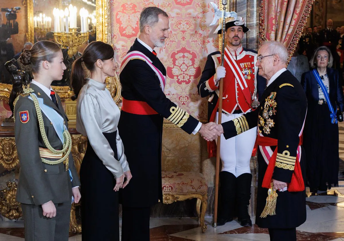 La princesa Leonor, la reina Letizia, y el rey Felipe VI, durante la recepción este sábado en el Palacio Real con motivo de la Pascua Militar