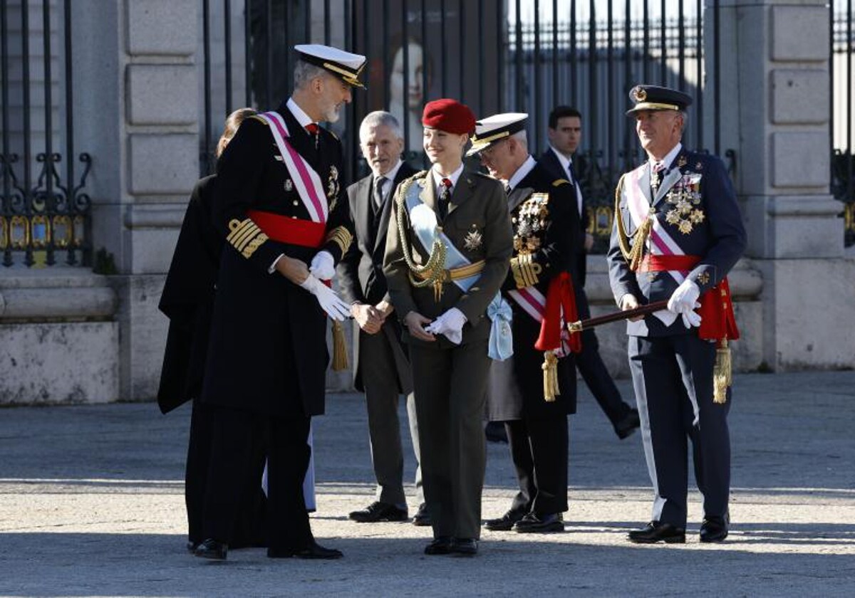 La Princesa Leonor y el rey Felipe VI, este sábado en la Plaza de la Armería del Palacio Real durante la ceremonia de la Pascua Militar