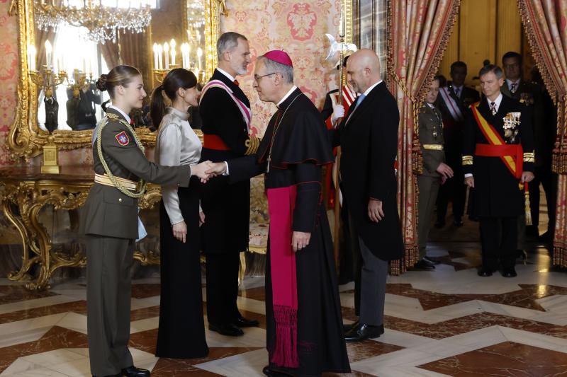 La Princesa Leonor y la Reina Letizia, durante la recepción este sábado en el Palacio Real con motivo de la Pascua