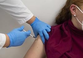 El plan de vacunación se refuerza en Andalucía mientras los sindicatos alertan de «saturación» en primaria y urgencias por los virus respiratorios