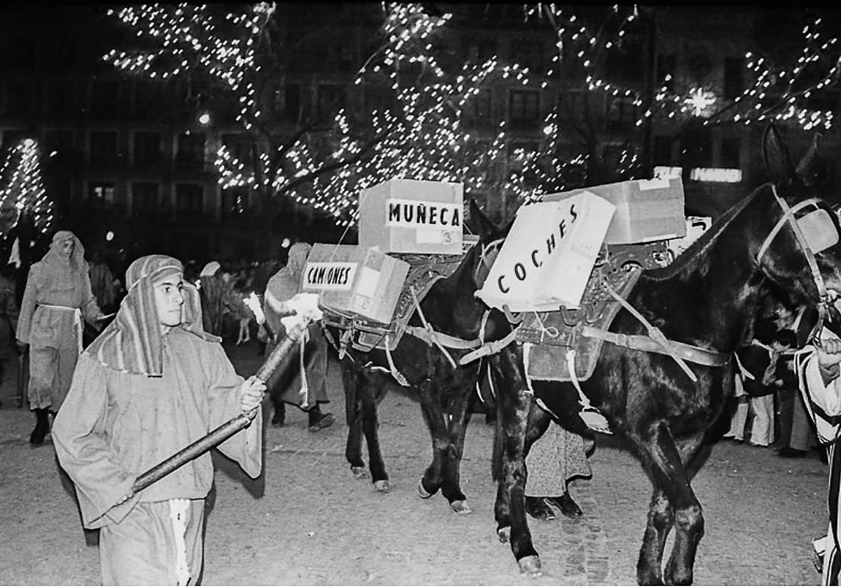 Un momento de la cabalgata de Reyes por Zocodover en 1972 con caballerías cargando juguetes. Escena tomada por la fotoperiodista María Teresa Silva Hernández perteneciente al rico Archivo VASIL, fondo que testimonia la vida toledana entre 1968 y 1987