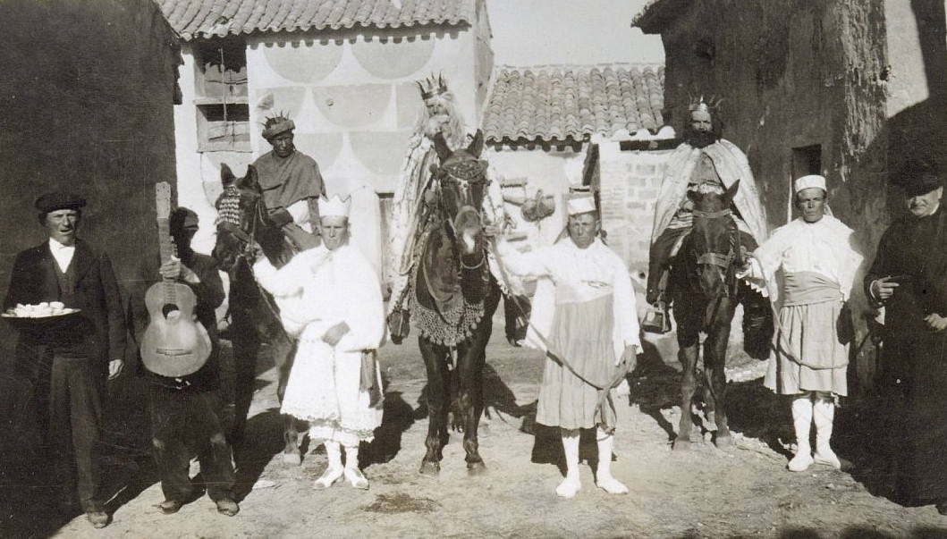 Las cabalgatas fueron extendiéndose a lo largo del siglo XX por cualquier población, empleando los muchos o parcos recursos que hubiese para llevar la alegría a los niños. En la fotografía los tres reyes y sus pajes posan en una calle de Yuncler en una fecha desconocida. Archivo Municipal de Toledo, colección Luis Alba