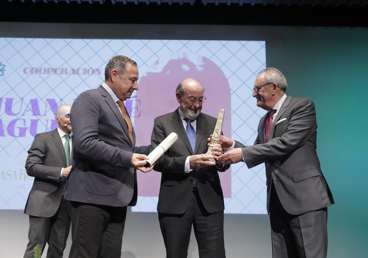Miguel Aguirre, en el centro, recibe el premio 'Spes Nostra' de la Macarena concedido en el apartado de cooperación
