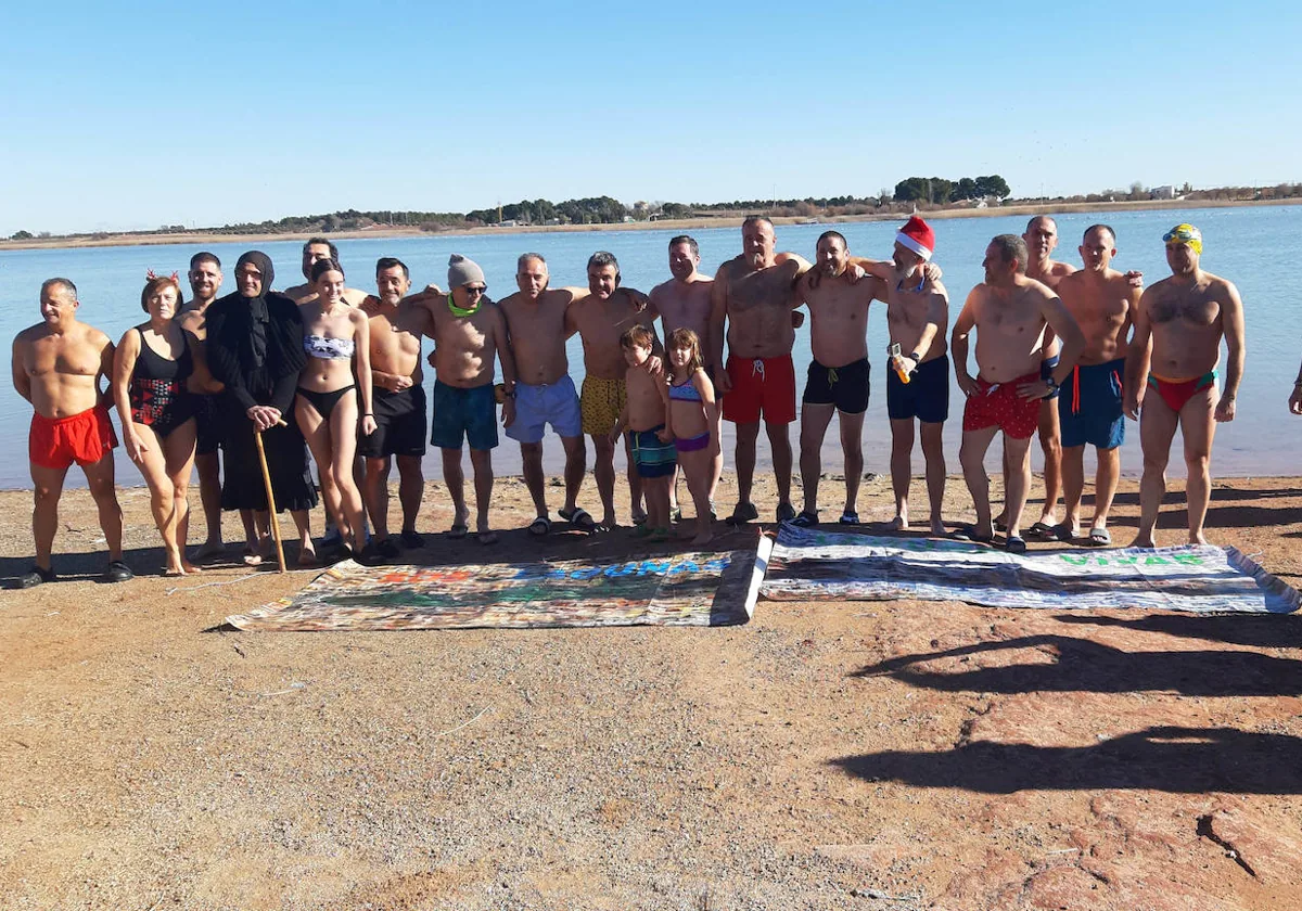 Una veintena de bañistas dispuestos para entrar a la laguna