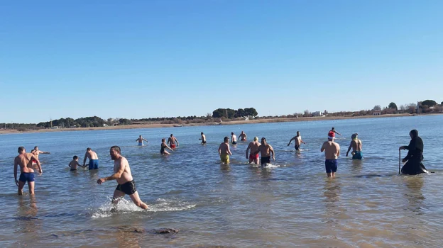 Los participantes en el agua