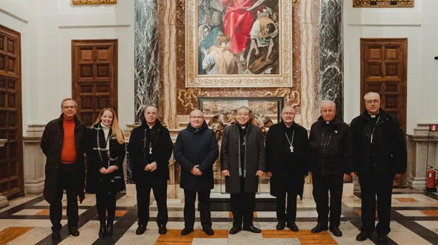 El arzobispo de Toledo, Francisco Cerro Chaves, junto al deán Juan Pedro Sánchez Gamero; Patricia Letamendía, Alfonso López Rivera, los nuncios apostólicos en España y Canadá; el decano del Tribunal Apostólico de la Rota Romana, y el secretario general de la Conferencia Episcopal Española