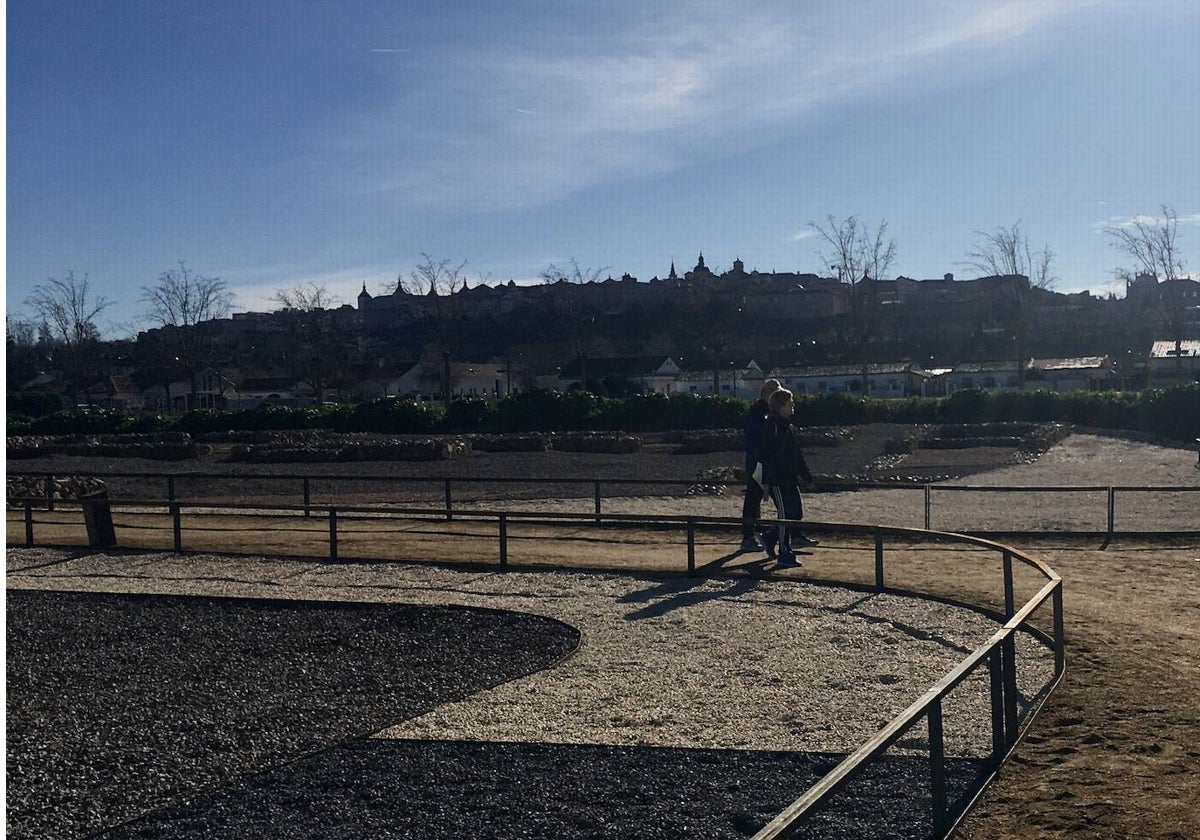 Una pareja paseando ayer por la mañana por los nuevos caminos de la Vega Baja