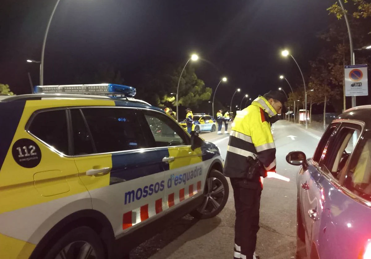 Un agente de la Policía catalana, durante un control