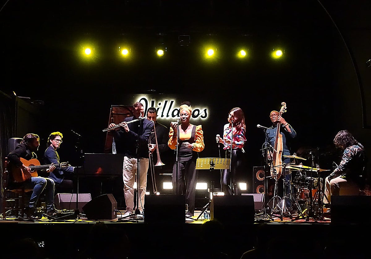 Josemi Carmona (a la izquierda) junto a los invitados a la primera 'Latin Jam Session' en la Sala Villanos