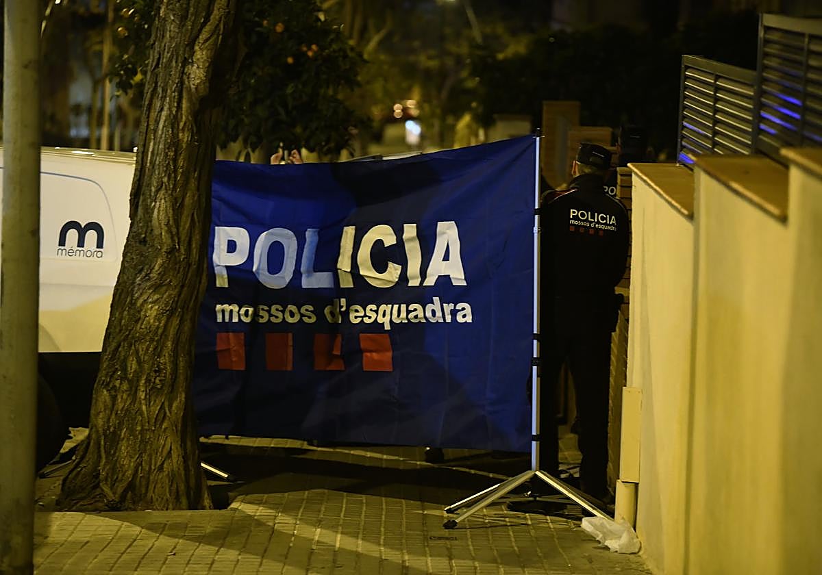 Mossos d'Esquadra en las inmediaciones del edificio donde se han encontrado los tres cadáveres