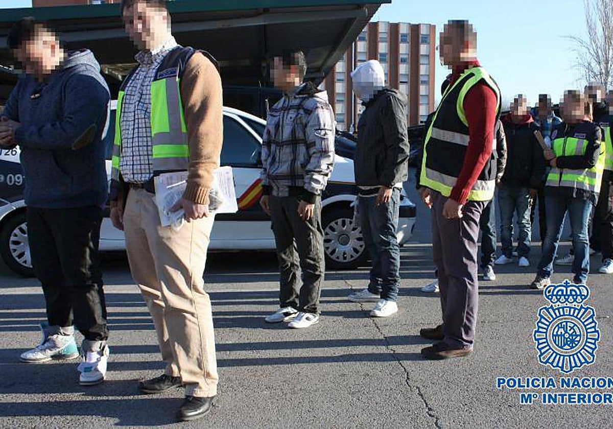 Pandilleros detenidos, en la Brigada de Información de Madrid