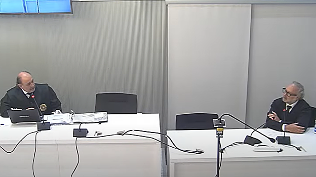 Menéndez ha respondido al fiscal Miguel Serrano sentado a su lado por problemas técnicos