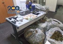 «Todos llevaban un alto tren de vida»: detenidos ocho traficantes armados en Alicante con 50 kilos de marihuana y 100.000 euros