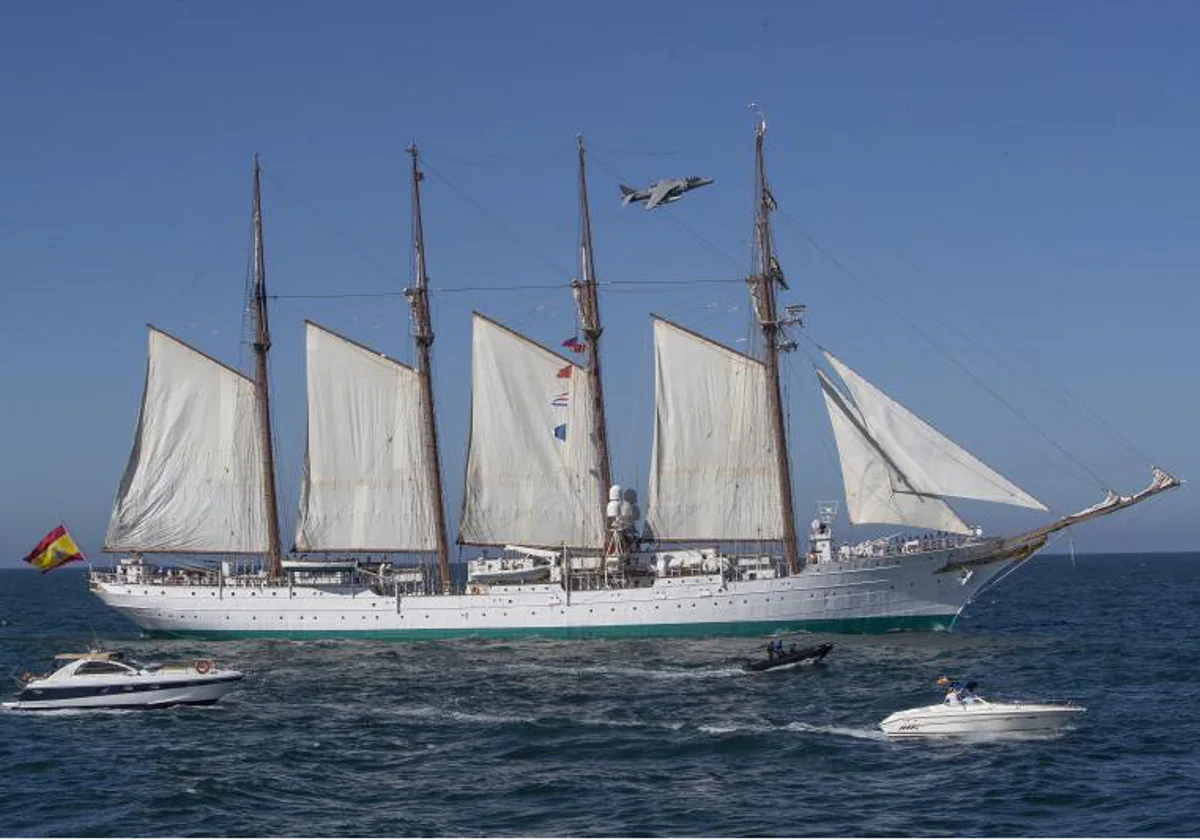 El buque Juan Sebastián Elcano en aguas de Cádiz