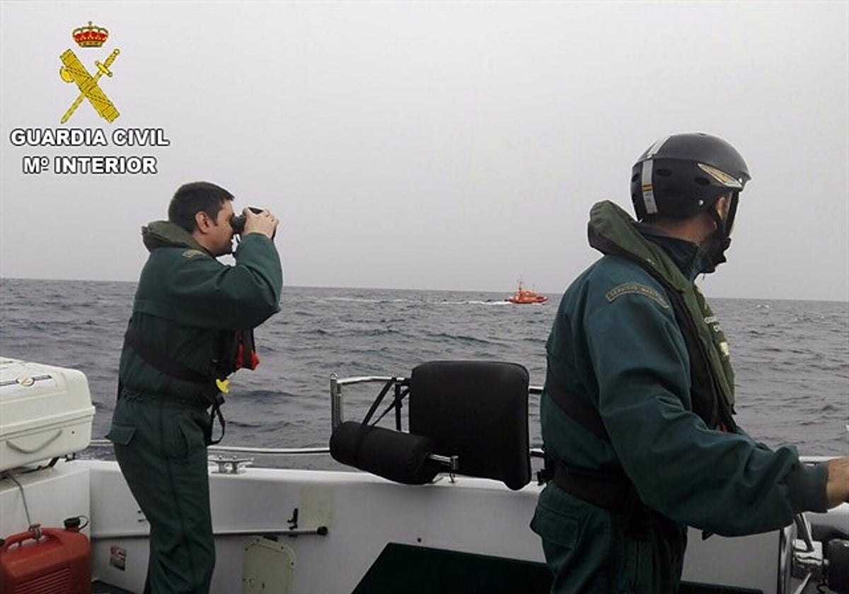 Agentes del Servicio Marítimo, en una embarcación en el Mar de Alborán