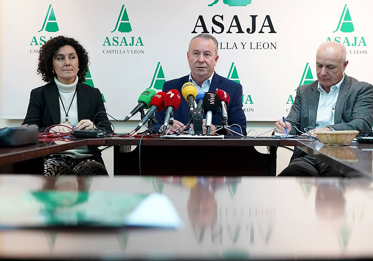 El presidente de Asaja Castilla y León, Donaciano Dujo, flanqueado por la gerente, Nuria Ruiz, y el gerente de la organización agraria, José Antonio Turrado