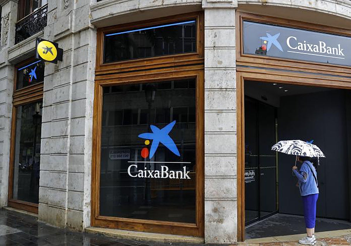 Imagen de archivo de la sede de Caixabank en el centro de Valencia