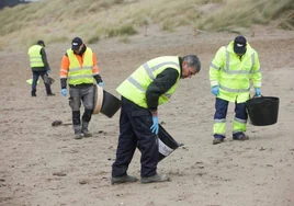 Galicia presiona al Gobierno para que recoja los pélets en alta mar