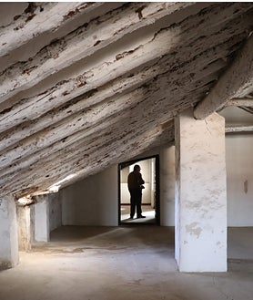 Imagen secundaria 2 - El palacete barroco responde a características constructivas y estilísticas de este estilo artístico pleno, fijando su construcción entre los siglos XVII y XVIII. Los alfolíes ducales vinculado a la casa ducal de Medinaceli, tuvo durante dos siglos un uso de almacén de grano. Tiene planta rectangular, dividiéndose en tres naves, separadas por gruesos pilares rectangulares con esquinas achaflanadas y cubiertas por bóvedas de arista.