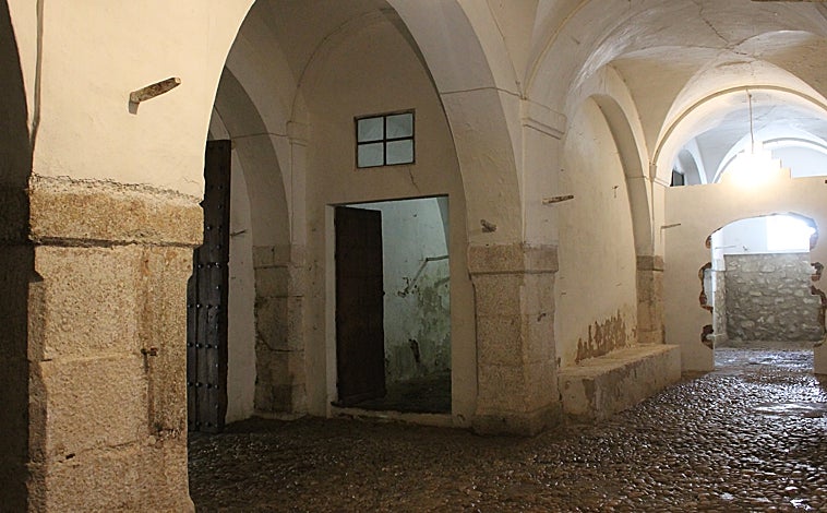 Imagen principal - El palacete barroco responde a características constructivas y estilísticas de este estilo artístico pleno, fijando su construcción entre los siglos XVII y XVIII. Los alfolíes ducales vinculado a la casa ducal de Medinaceli, tuvo durante dos siglos un uso de almacén de grano. Tiene planta rectangular, dividiéndose en tres naves, separadas por gruesos pilares rectangulares con esquinas achaflanadas y cubiertas por bóvedas de arista.