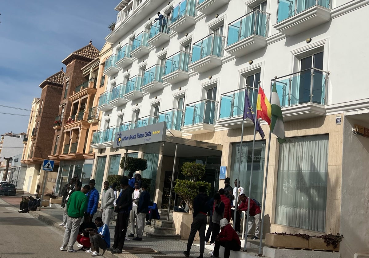 Un grupo de inmigrantes recién llegados al hotel de Torrox