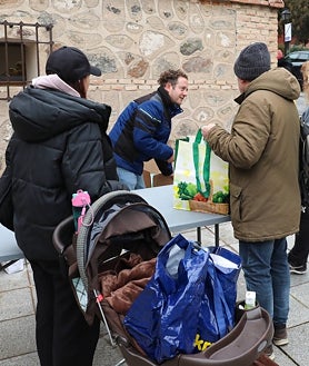 Imagen secundaria 2 - Voluntarios de 'Socorro de los Pobres' (1). Almacén con alimentos (2). Una familia haciendo recogiendo juguetes y alimentos (3)