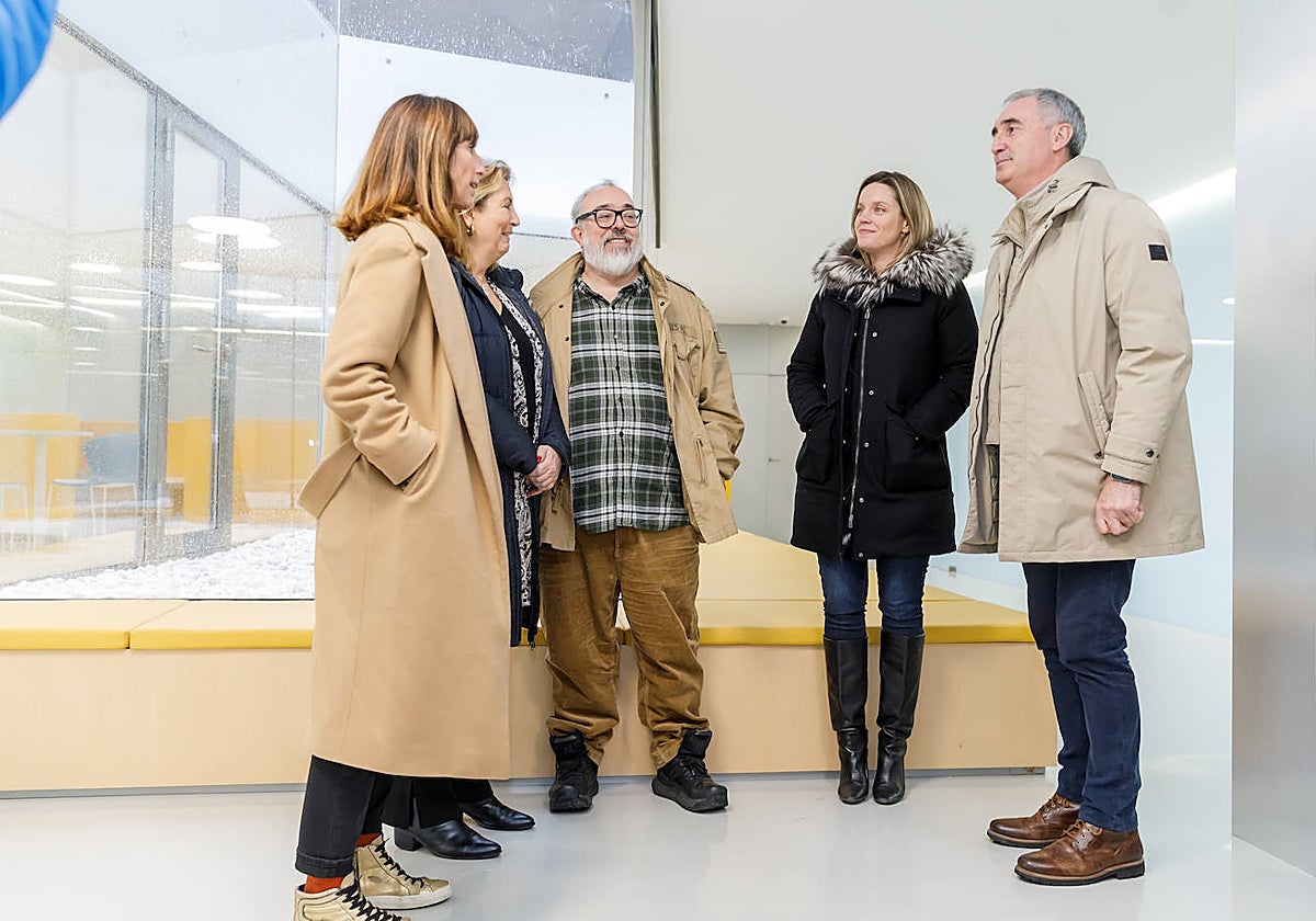 Álex de la Iglesia,  junto al alcalde de Segovia, José Mazarías, entre otros, este martes, en el CIDE, donde se graba la serie 'Santuario'
