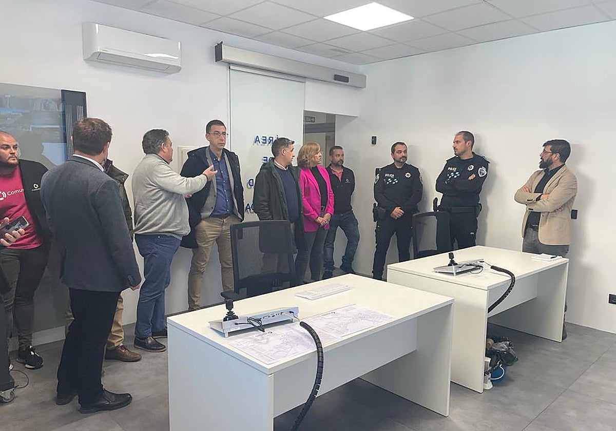 Visita del alcalde a la sala de coordinación y vigilancia