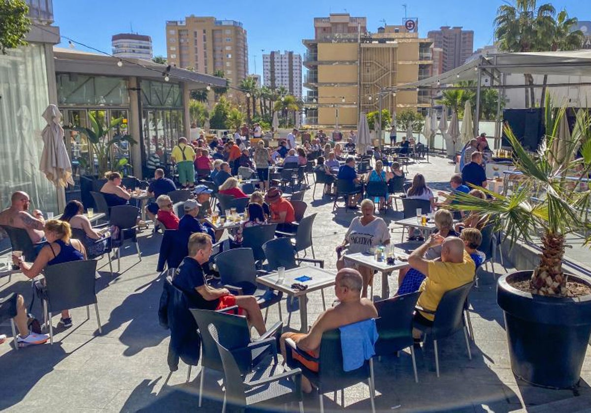 Turistas en la terraza de un bar en Benidorm.