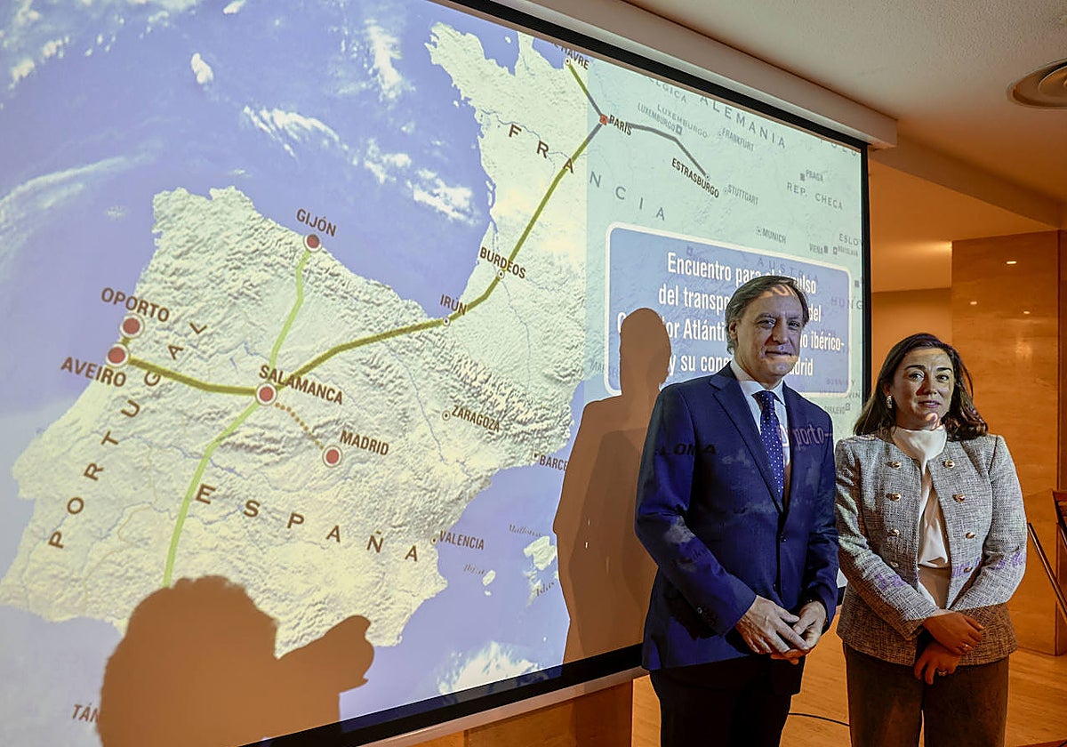 El alcalde de Salamanca, Carlos García Carbayo, y la consejera de Movilidad, María González Corral, durante el acto