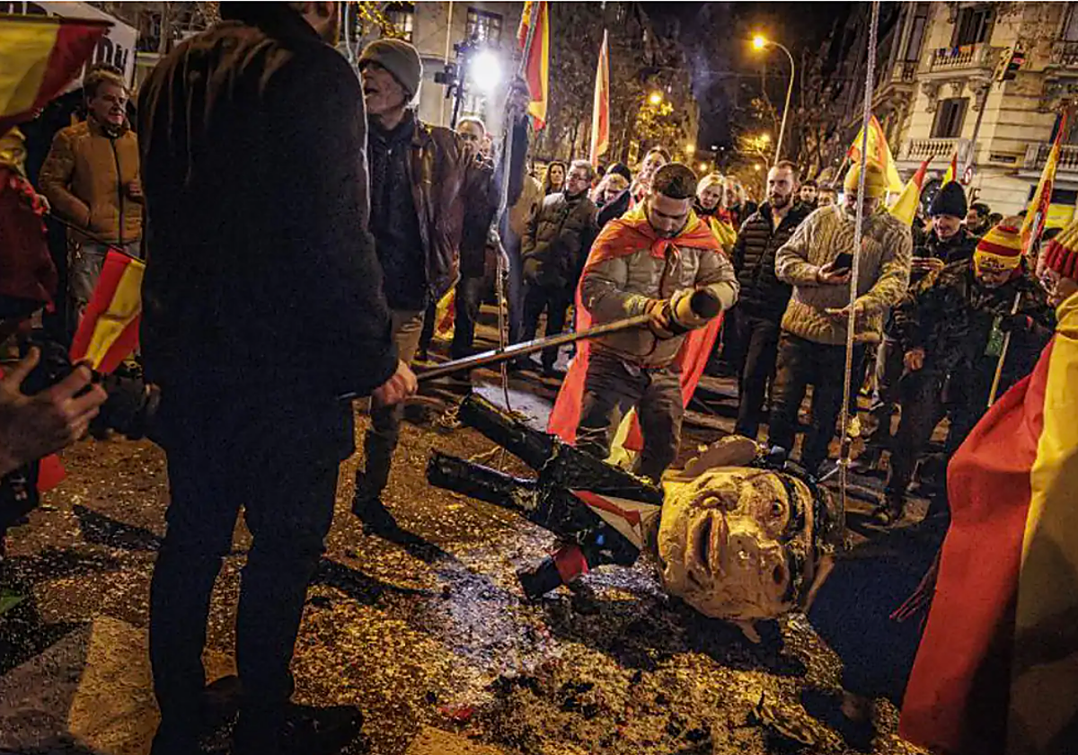 Manifestantes apalean la piñata que representa a Pedro Sánchez