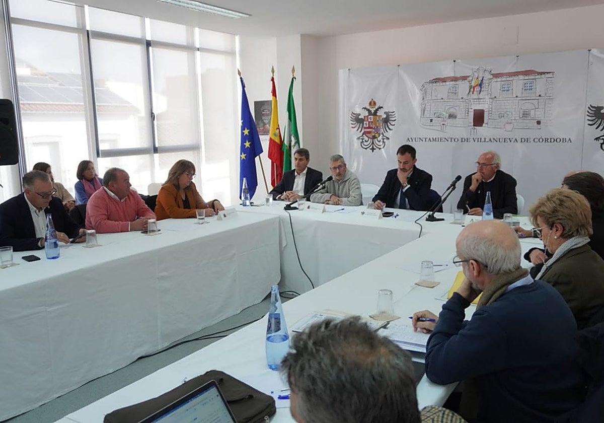 Mesa de la reunión del secretario de Estado de Medio Ambiente, Hugo Morán, este jueves en Villanueva