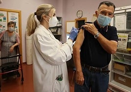 Andalucía vacunará sin cita contra la gripe y el Covid todos los días desde el próximo lunes