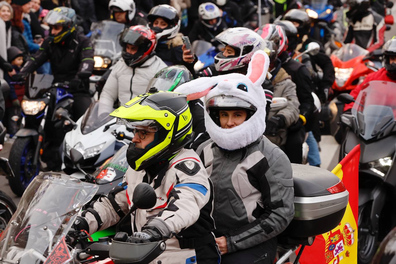 Participantes de pingüinos en el desfile de banderas de 2024