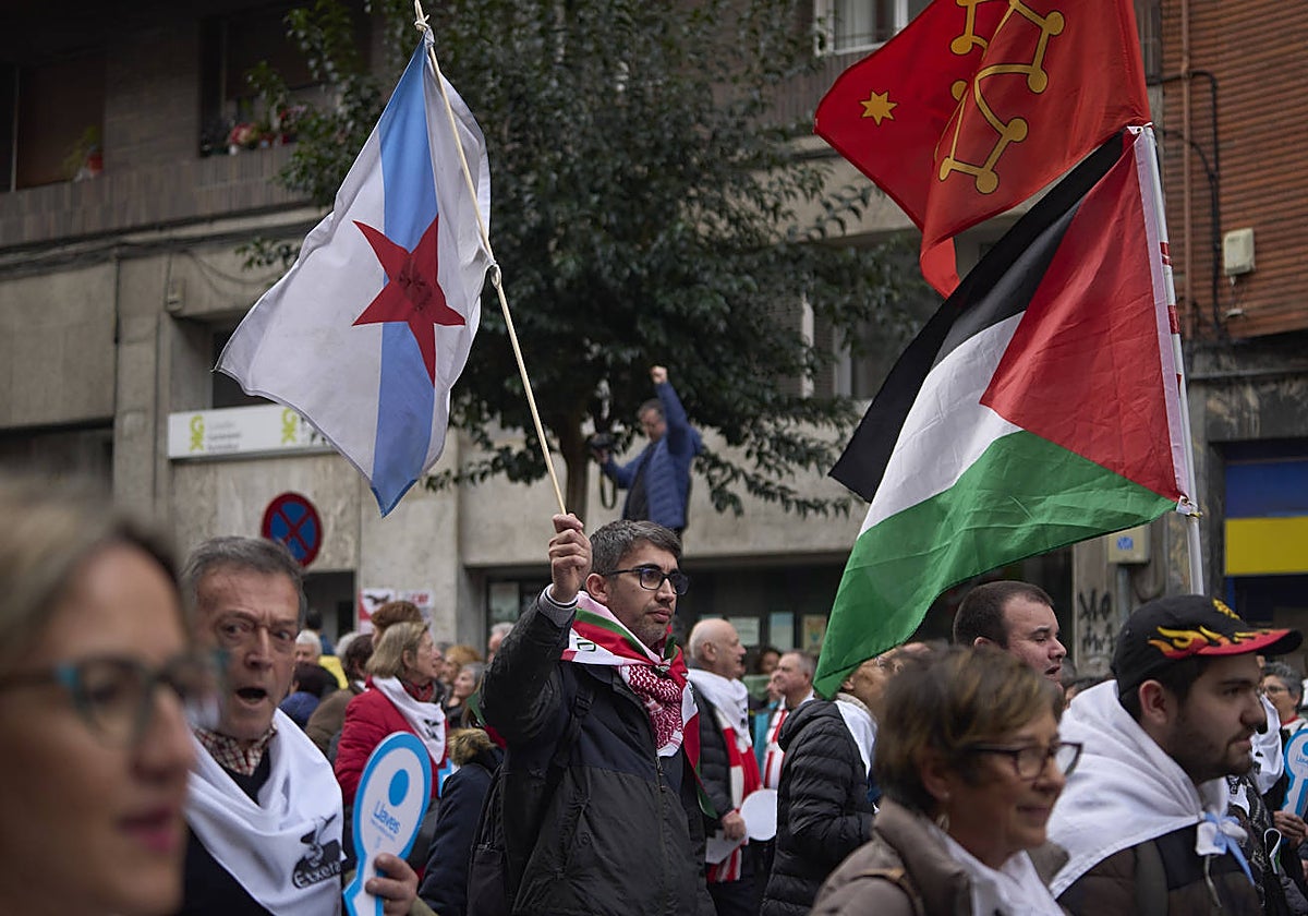 Un representante del BNG; en la manifestación a favor de los presos de ETA en Bilbao