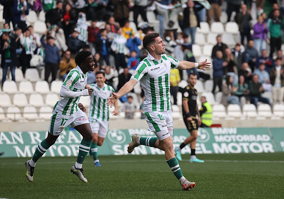 Alberto Toril celebra su gol ante el Intercity en El Arcángel