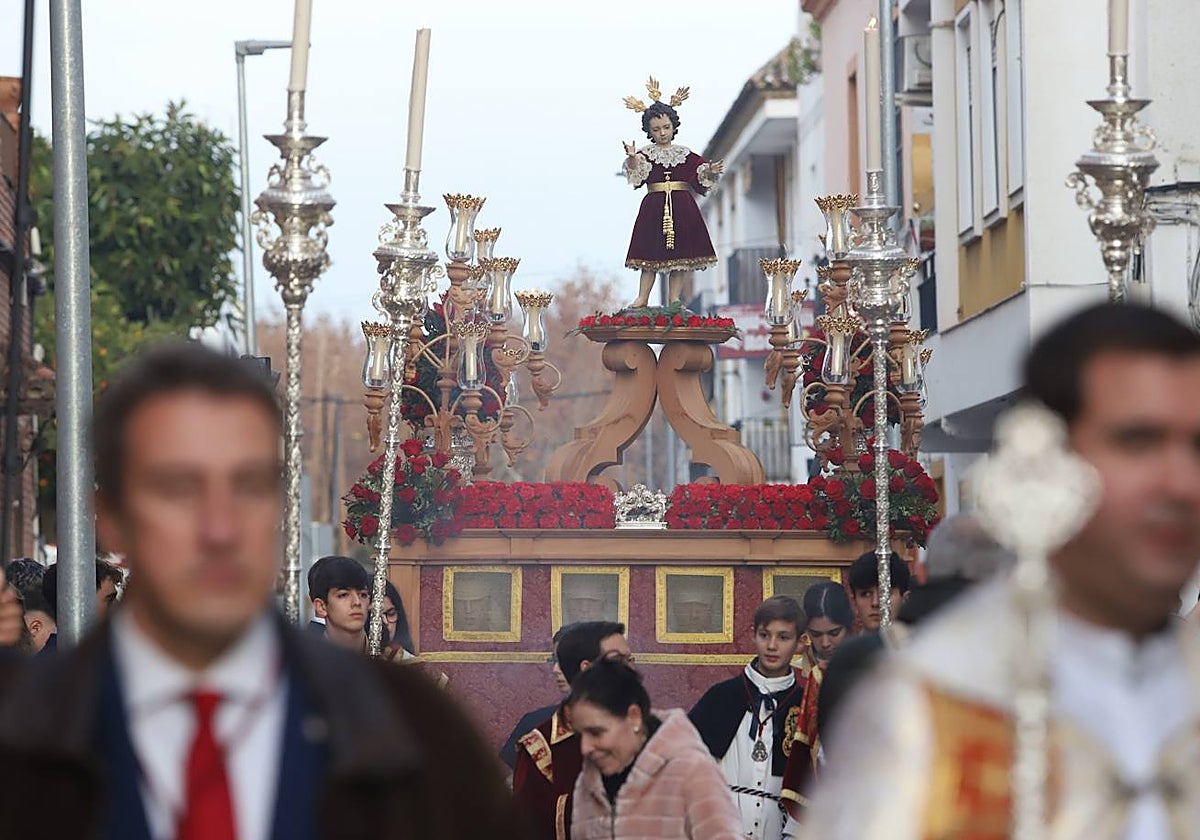 El Dulce Nombre de Jesús, sobre su paso, adornado con claveles y rosas rojos